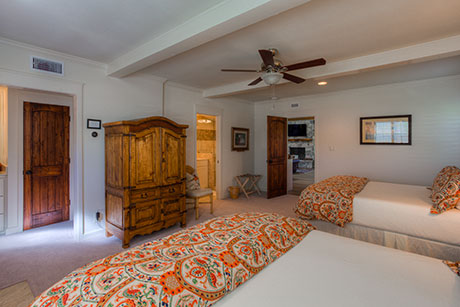 Cottage 4 Downstairs Bedroom B Queen Beds